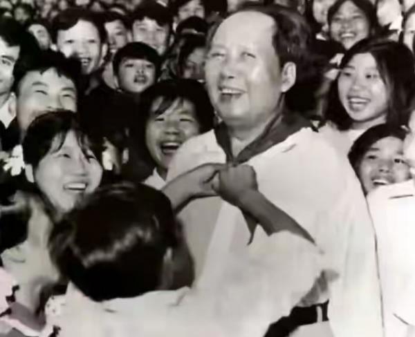 1959年,那個給毛主席戴紅領巾的男孩子,他後來過得怎麼樣了? 1959年,那個給毛主席戴紅領巾的男孩子,他後來過得怎麼樣了?
