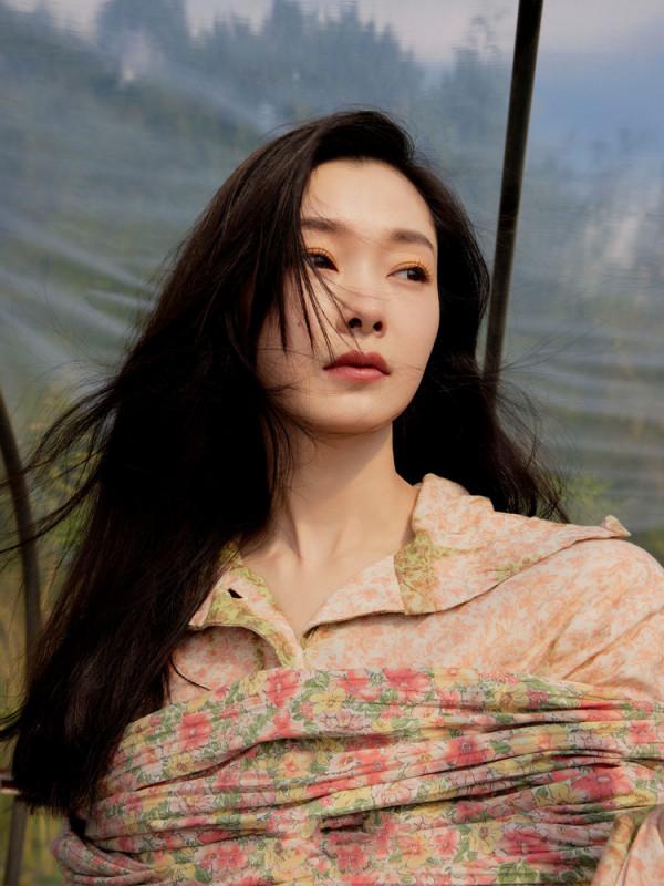 宋軼曝冬日森林暖光大片 光影變幻間詮釋優雅格調 宋軼曝冬日森林暖光大片 光影變幻間詮釋優雅格調