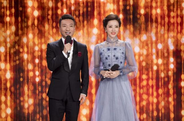 李思思：十年主持8次春晚，嫁初戀三年生兩子，她的背景是她自己