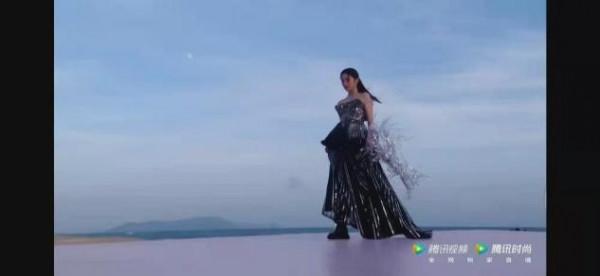 海邊紅毯直拍，關曉彤重工藝長裙配馬丁靴好突兀，時尚天賦太感人