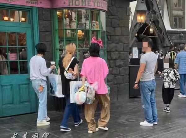 盤點環球影城偶遇明星生圖,白敬亭似商務精英,林依輪兼職賣貨? 盤點環球影城偶遇明星生圖,白敬亭似商務精英,林依輪兼職賣貨?