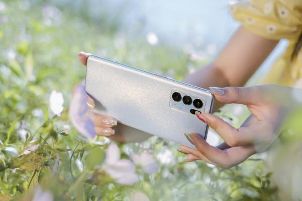 10月送給女朋友新手機?這四款公認自拍好、顏值高 10月送給女朋友新手機?這四款公認自拍好、顏值高