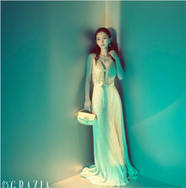 Baby今年最後的大片造型封神!穿白色長裙美成仙女,重回巔峰狀態 Baby今年最後的大片造型封神!穿白色長裙美成仙女,重回巔峰狀態