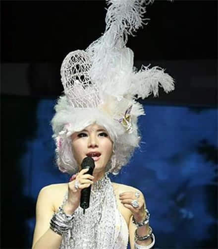 鳥窩、縫紉機、鋼絲球，女明星奇奇怪怪的髮型，笑得捂不住嘴