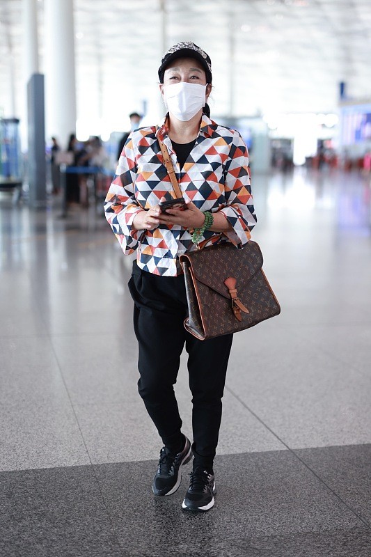 這個顯年輕的技巧不學可惜了,只要簡單的圖案,上衣變得好減齡 這個顯年輕的技巧不學可惜了,只要簡單的圖案,上衣變得好減齡