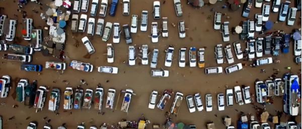 非洲堵車有多嚴重？收費站至少堵10天，公交車可以直接插隊走