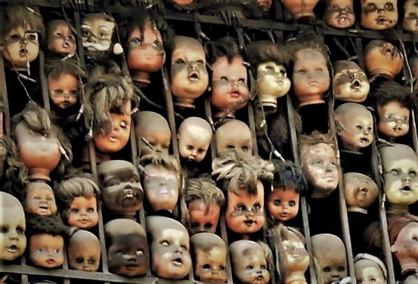 街邊陽臺堆滿幾百個娃娃頭，嚇到路人不敢走！外國屋主：這是藝術