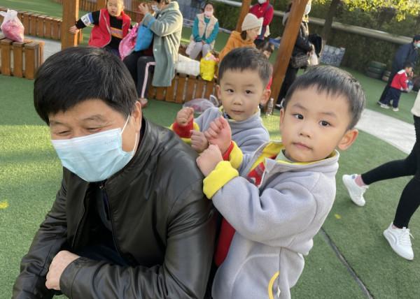 沐浴初冬暖陽 運動伴我成長——石化一幼舉行小班組親子運動會