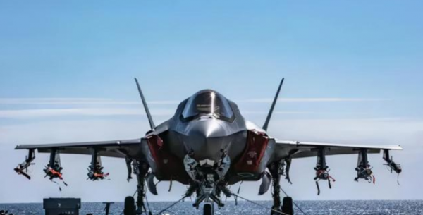 英F-35B失事影片流出,畫面太驚險,起飛瞬間直接墜海,煙霧繚繞 英F-35B失事影片流出,畫面太驚險,起飛瞬間直接墜海,煙霧繚繞