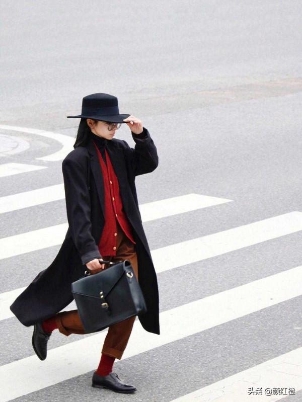 冬天穿搭不懂配色?試試黑紅配吧,成熟穩重又有氣場,誰穿誰美 冬天穿搭不懂配色?試試黑紅配吧,成熟穩重又有氣場,誰穿誰美