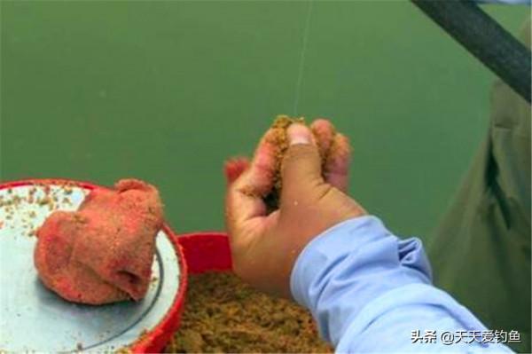冬季釣鯽魚，上幾條魚就停口？用這3種絕殺餌料，魚會越聚越多