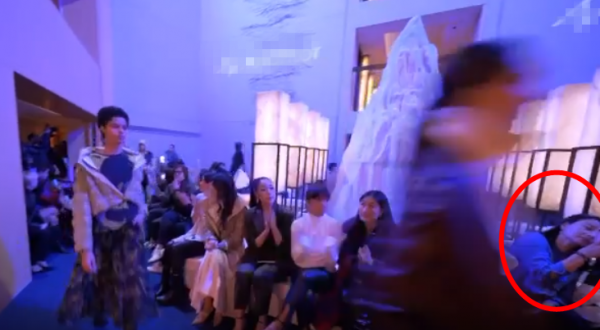 郭晶晶出席時裝秀，與一眾富豪名媛合照穩站C位，40歲凍齡似少女