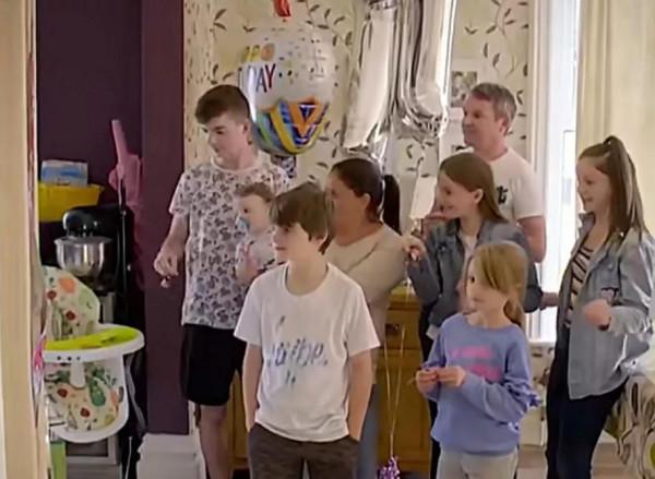 英國女子45歲生娃21個，懷孕就生下來，家裡像幼兒園