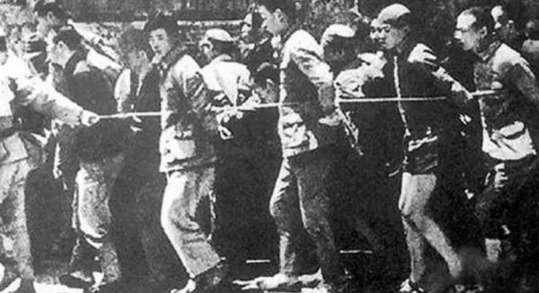 1944年汪精衛在日本去世，兩年後陵墓被炸，士兵意外發現神秘字條