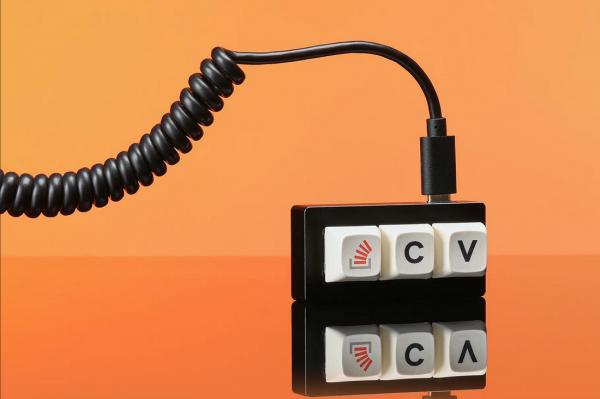 這個只有複製和貼上按鍵的可愛鍵盤你會要嗎? 這個只有複製和貼上按鍵的可愛鍵盤你會要嗎?