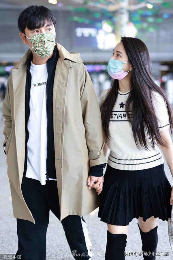 伊能靜學院風造型減齡氣質 與秦昊牽手現身眼神甜蜜