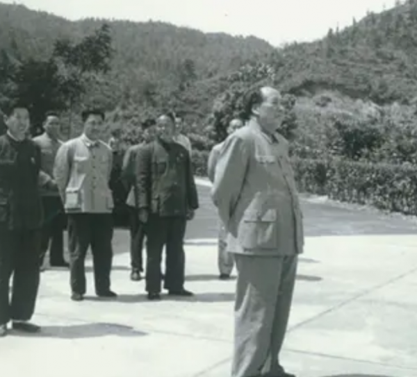 1965年，毛主席重上井岡山，看到一人很面熟，30年前曾送給他棉衣