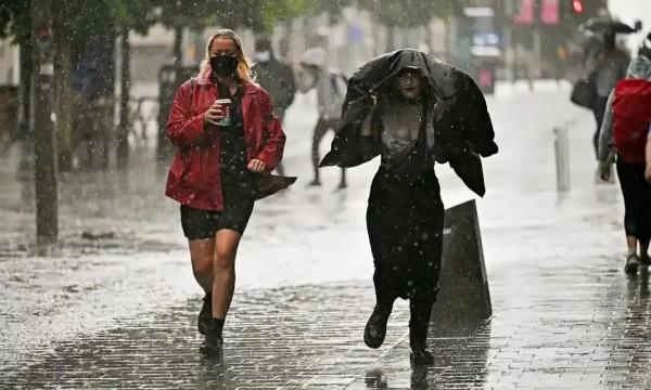 零下低溫照樣光腿亮相：英國人“雨天不打傘”真是因為體質逆天？