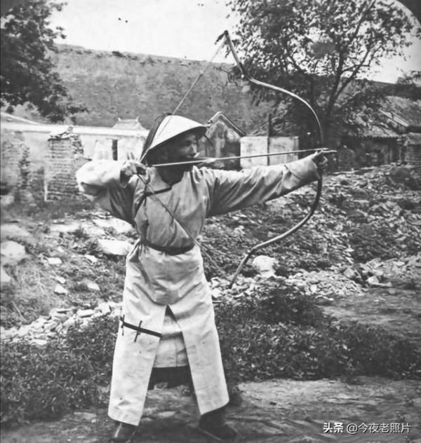 老照片：希特勒穿日軍送的和服，美軍腳踩死亡的女兵，用牙拉箭