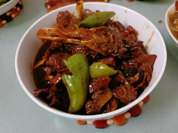 把丈母孃家養了4年的大鵝拿回家,一隻鵝做了4道硬菜,簡直太香了 把丈母孃家養了4年的大鵝拿回家,一隻鵝做了4道硬菜,簡直太香了