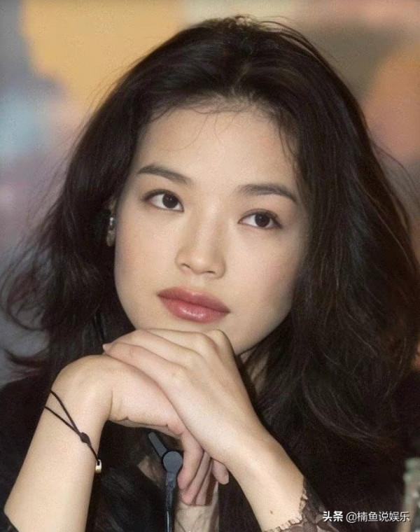 路人鏡頭下的舒淇好美,微卷長髮氣質迷人,這狀態真不像45歲的人 路人鏡頭下的舒淇好美,微卷長髮氣質迷人,這狀態真不像45歲的人