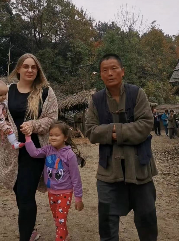 65歲戲骨和洋老婆秀恩愛!稱找不起中國妻否認拿綠卡,三胎剛半歲 65歲戲骨和洋老婆秀恩愛!稱找不起中國妻否認拿綠卡,三胎剛半歲