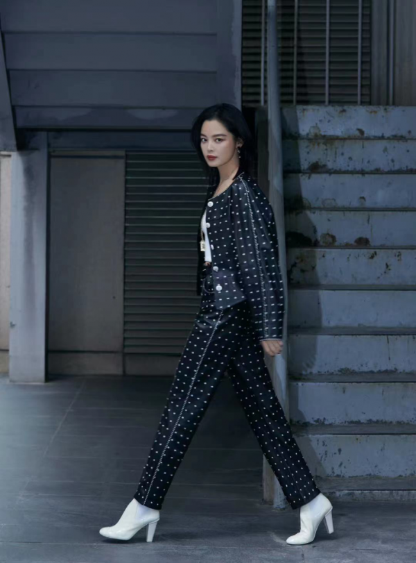 辛芷蕾御姐範兒十足,黑色波點套裝高階優雅,氣場十足 辛芷蕾御姐範兒十足,黑色波點套裝高階優雅,氣場十足