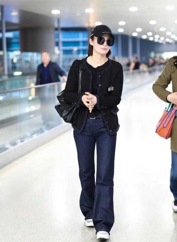 蔣勤勤人到中年太會穿了,小香風外套配牛仔褲走機場,顯貴又時髦 蔣勤勤人到中年太會穿了,小香風外套配牛仔褲走機場,顯貴又時髦