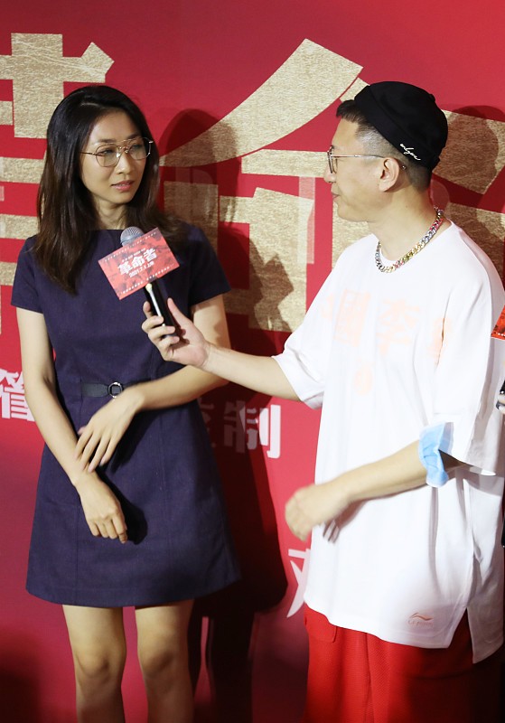 孫紅雷老婆畫上淡妝，穿小領口的服裝，高階感也不輸那英