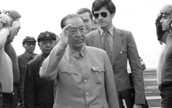 他沒有軍銜，卻擔任過新中國的國防部長，後代都非常出色