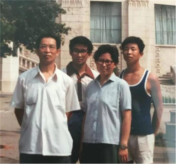 中國物理天才馮奚喬,17歲上北大,26歲成為博士,35歲為情自殺 中國物理天才馮奚喬,17歲上北大,26歲成為博士,35歲為情自殺