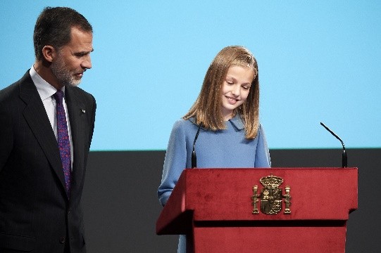 歐洲王室最美姐妹花：15歲萊昂諾爾是未來女王，最寵小2歲的妹妹