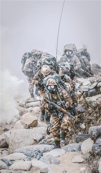 炮火紛飛礪精兵:西藏軍區某合成旅實戰化演練掠影 炮火紛飛礪精兵:西藏軍區某合成旅實戰化演練掠影