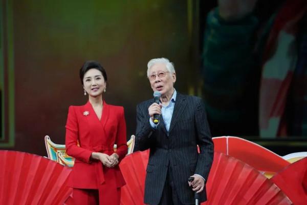 是“莎劇王子”，也是“最經典康熙”，焦晃60年深耕戲劇舞臺拿下“終身成就”