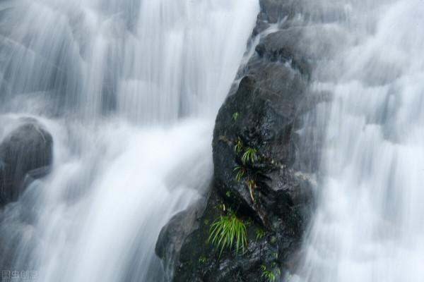 山川河流,小溪流水潺潺,風景宜人 山川河流,小溪流水潺潺,風景宜人