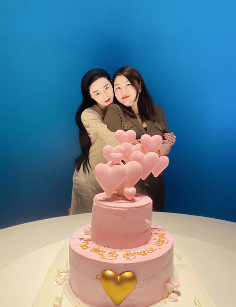 40歲范冰冰變低調,穿香檳真絲裙走溫婉路線,好友楊天真送祝福 40歲范冰冰變低調,穿香檳真絲裙走溫婉路線,好友楊天真送祝福