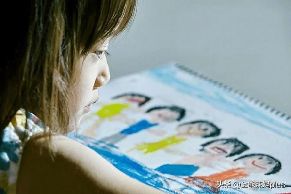 ​孩子手臂發現這種“畫”，可能暗含“偽自虐”心理，家長要警惕