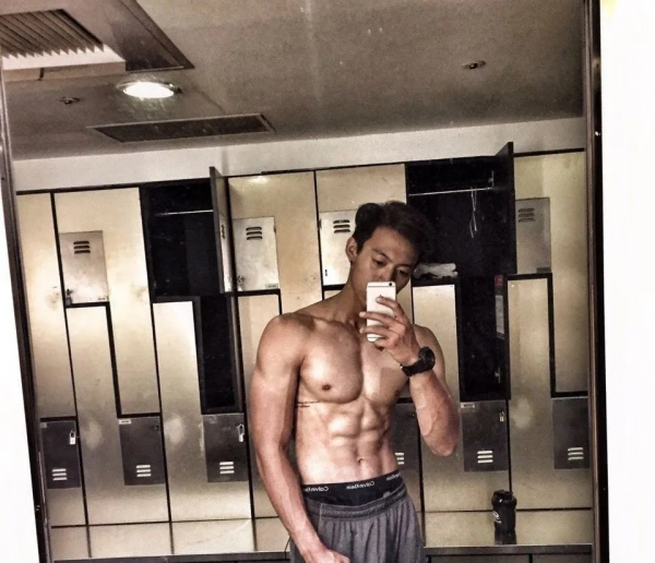 “肌肉奶爸”秀身材，大胸肌、麒麟臂，這樣的奶爸夠型男