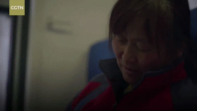 “中國最溫情火車”，1塊錢票價：有人賣菜吆喝，有人畫畫讀書…