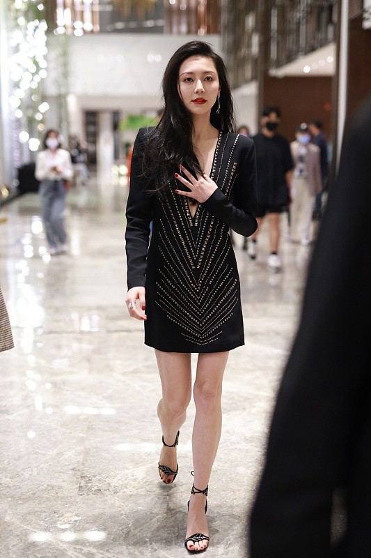 黃夢瑩穿的黑色裙子很成熟,但走路的時候要一直抬著手,還挺可愛 黃夢瑩穿的黑色裙子很成熟,但走路的時候要一直抬著手,還挺可愛