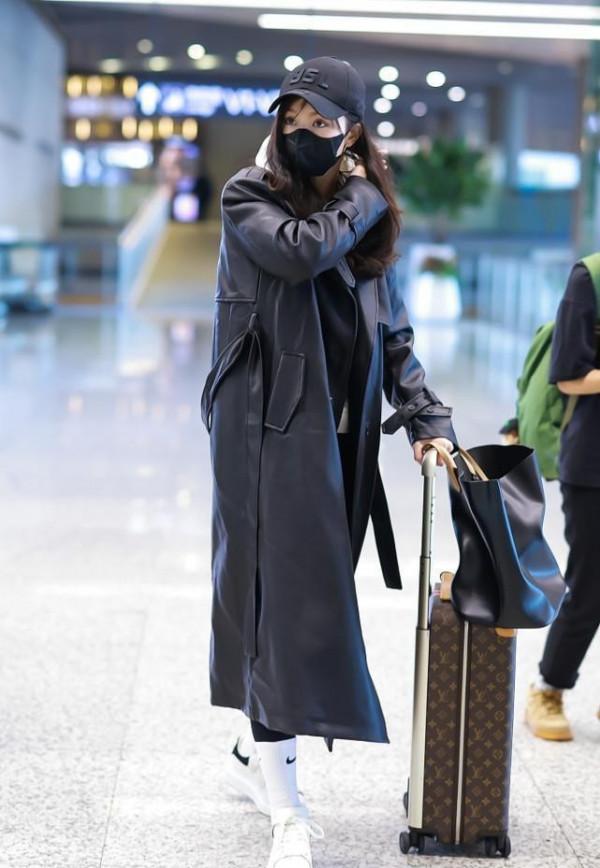 文詠珊也太適合長皮衣了,配衛衣挺減齡的,身材修長高挑真養眼 文詠珊也太適合長皮衣了,配衛衣挺減齡的,身材修長高挑真養眼