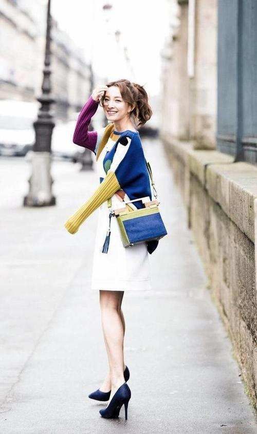 吳昕美到了國外,穿綢緞上衣配一頭金髮好驚豔,連氣質都昇華了 吳昕美到了國外,穿綢緞上衣配一頭金髮好驚豔,連氣質都昇華了