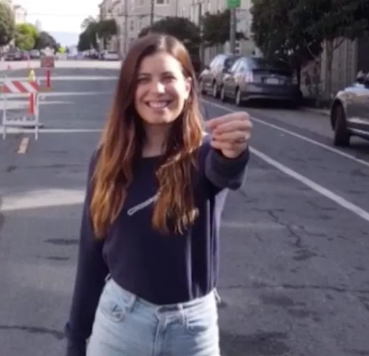 外國妹紙想用一個小發卡,跟別人換一棟房子,最後居然成功了 外國妹紙想用一個小發卡,跟別人換一棟房子,最後居然成功了