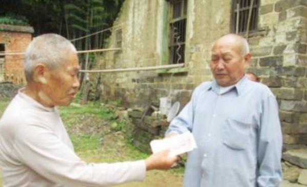 80歲老人墓穴生活實紀：在山上種地養蜂，生活悠然自得