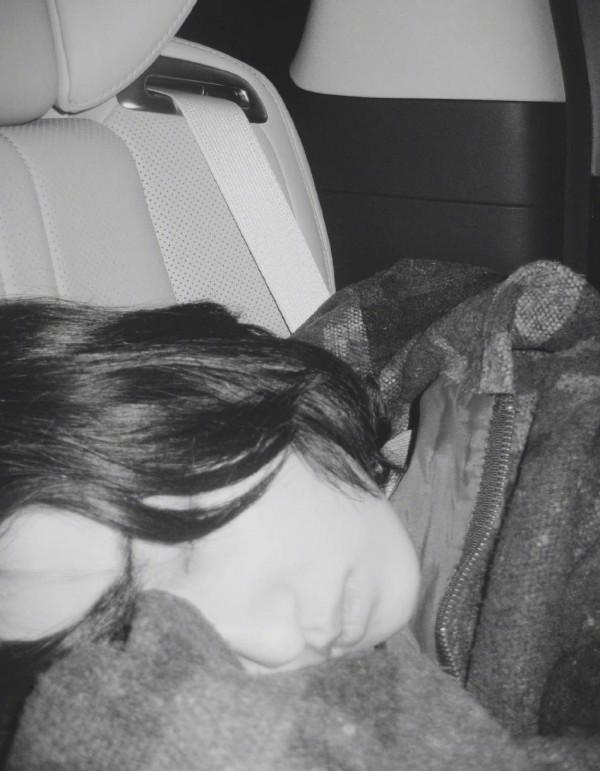 張子楓新年首曬自拍 黑白風難掩隨性俏皮