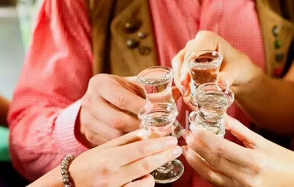 白酒，為什麼要“燙一燙”再喝？怎樣喝酒更健康？