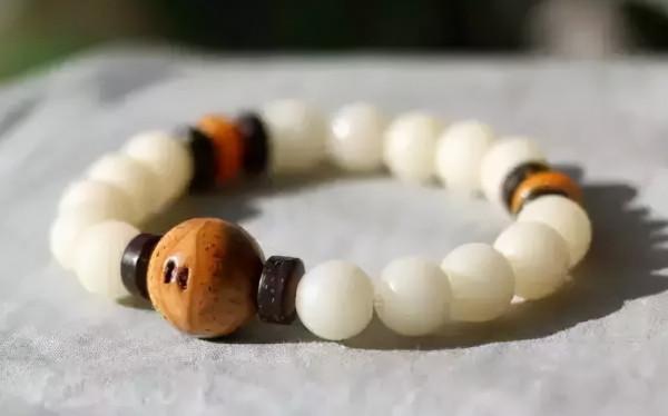 手串怎麼戴才不土氣?教你一秒變型男 手串怎麼戴才不土氣?教你一秒變型男