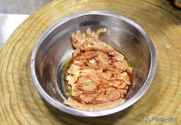 黃花菜炒肉絲很多人第一步就做錯了，難怪不好吃，大廚教你如何做