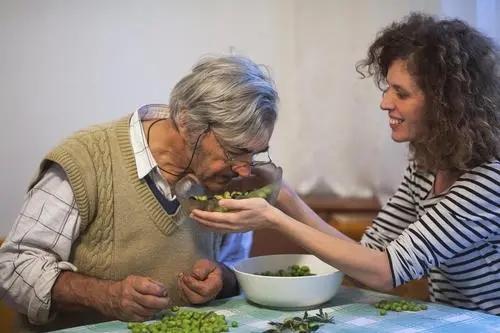 為何老年痴呆患者逐漸增多呢？提醒：50歲後儘量改掉這3個壞習慣