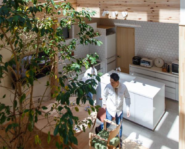 日本一家五口的90㎡小家，屋內開天窗種榕樹，去客廳化生活太愜意